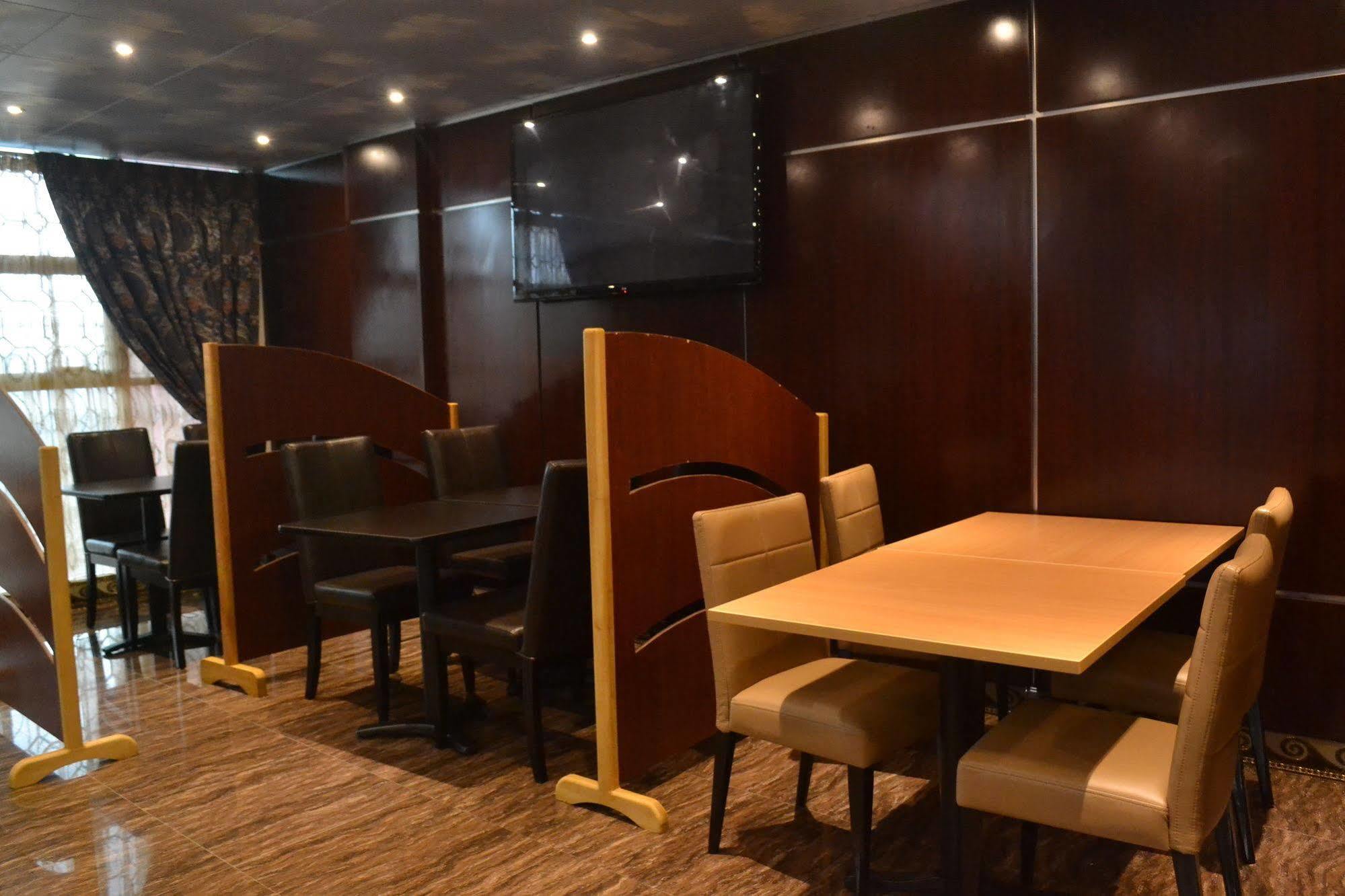 Noubou International Hotel Douala Bagian luar foto