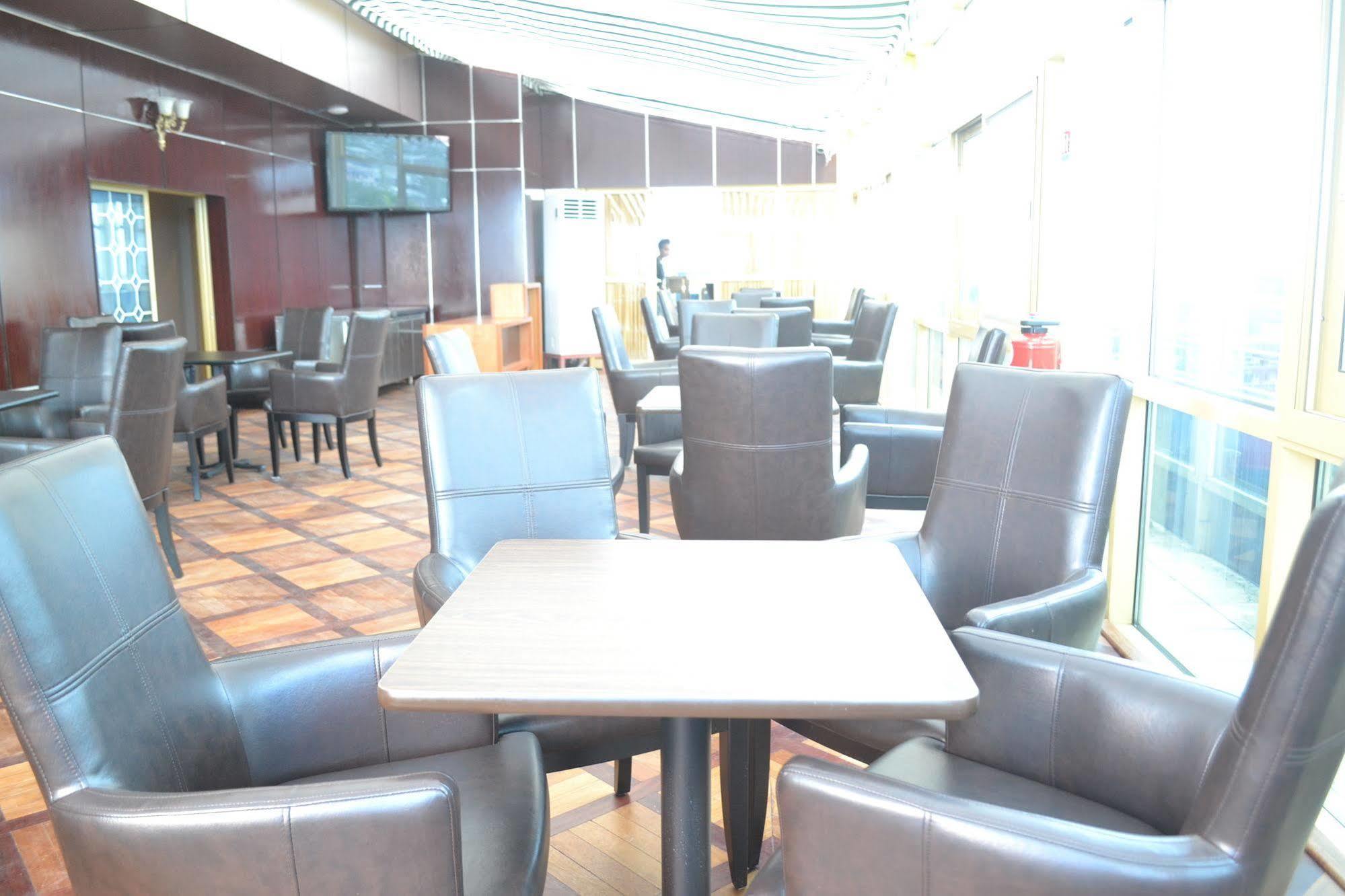 Noubou International Hotel Douala Bagian luar foto