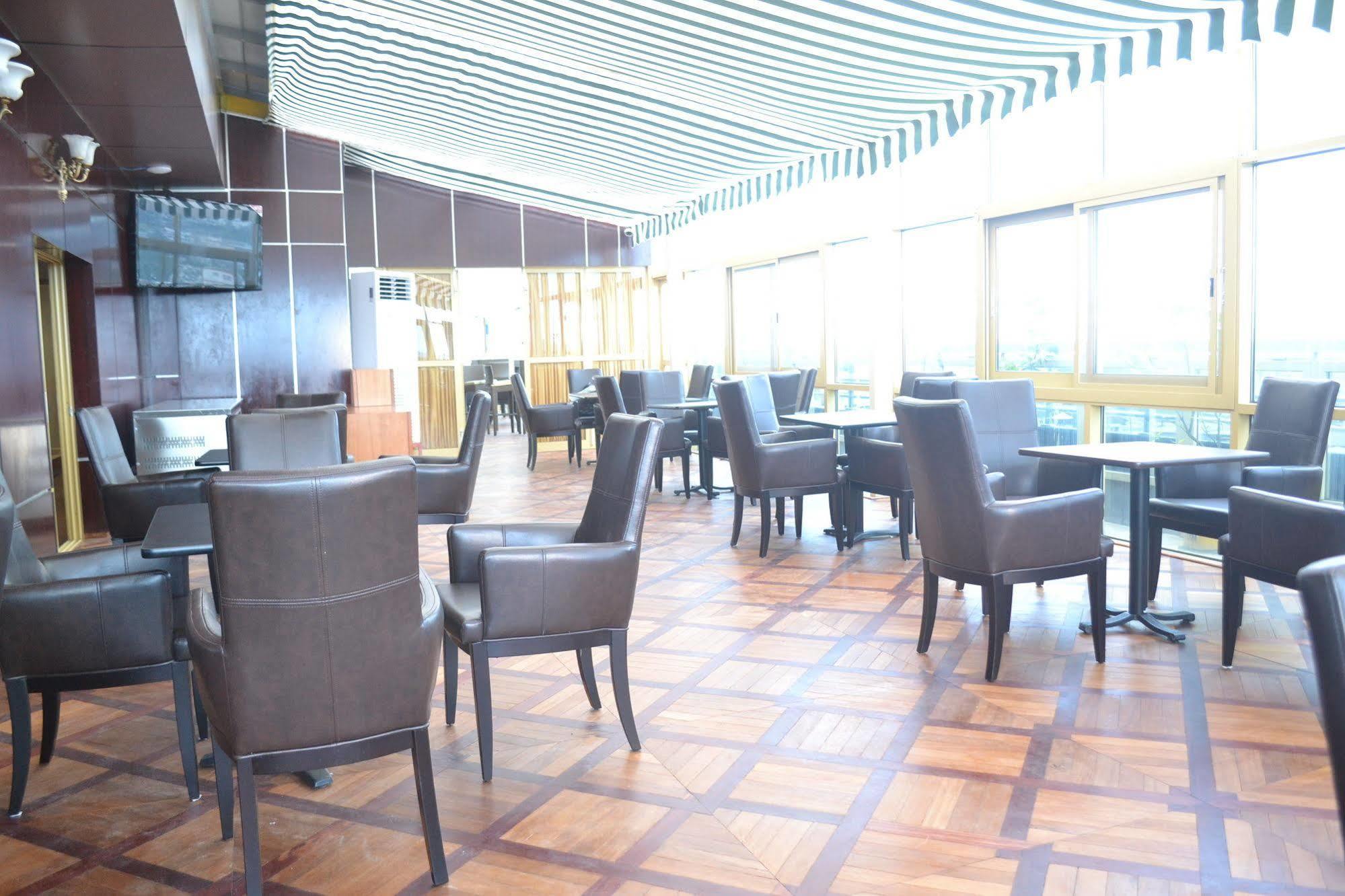 Noubou International Hotel Douala Bagian luar foto