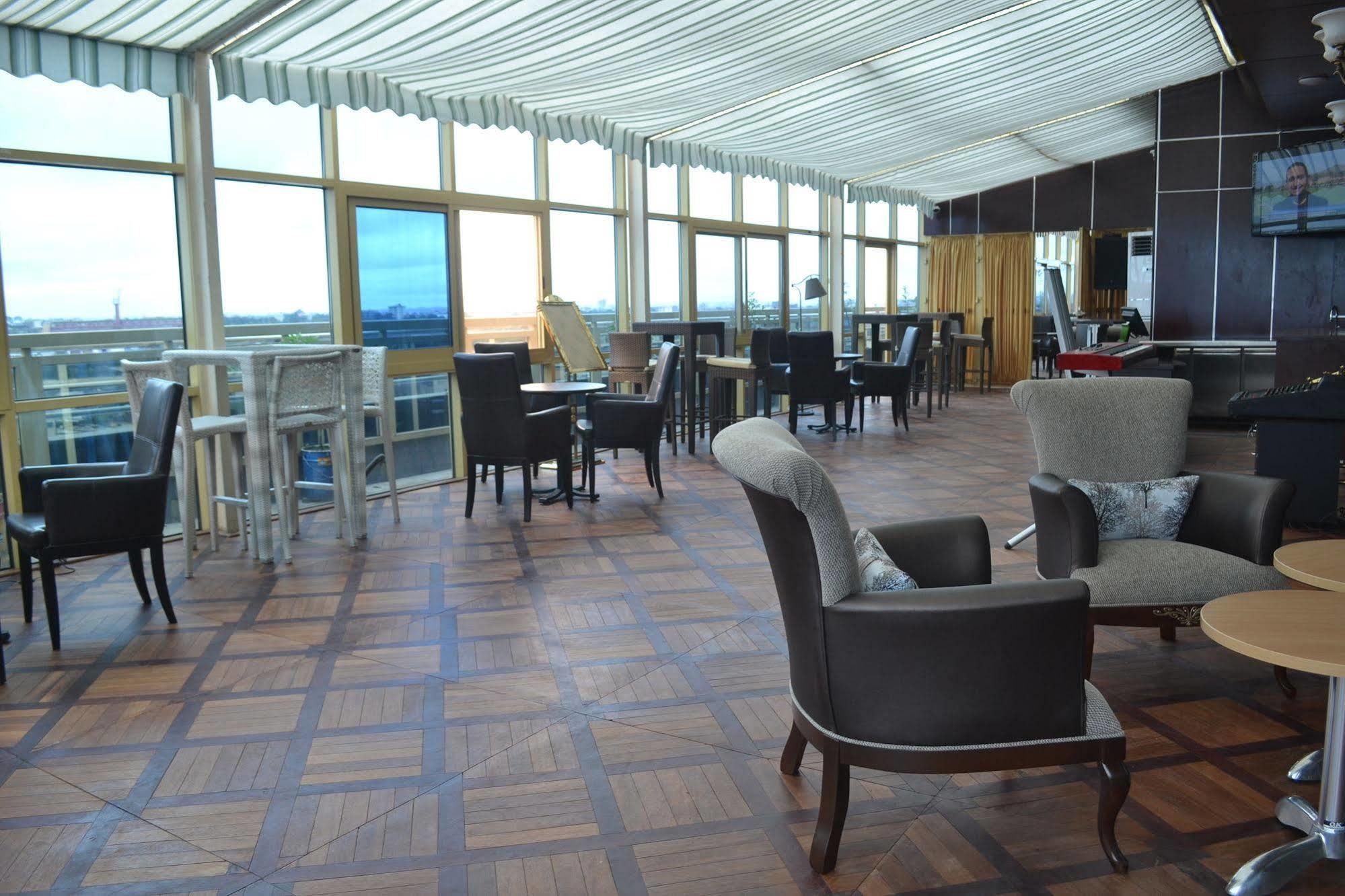 Noubou International Hotel Douala Bagian luar foto