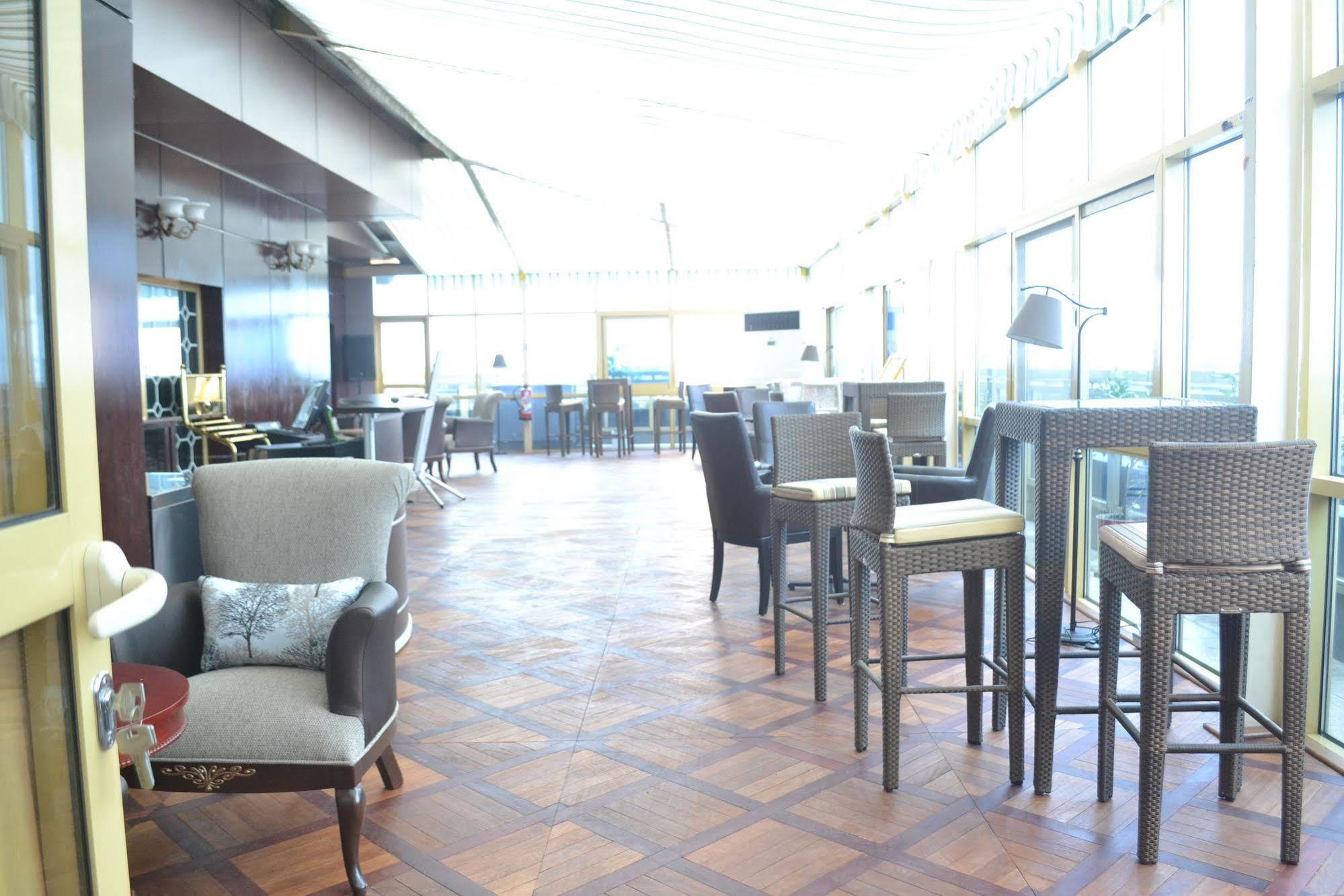 Noubou International Hotel Douala Bagian luar foto