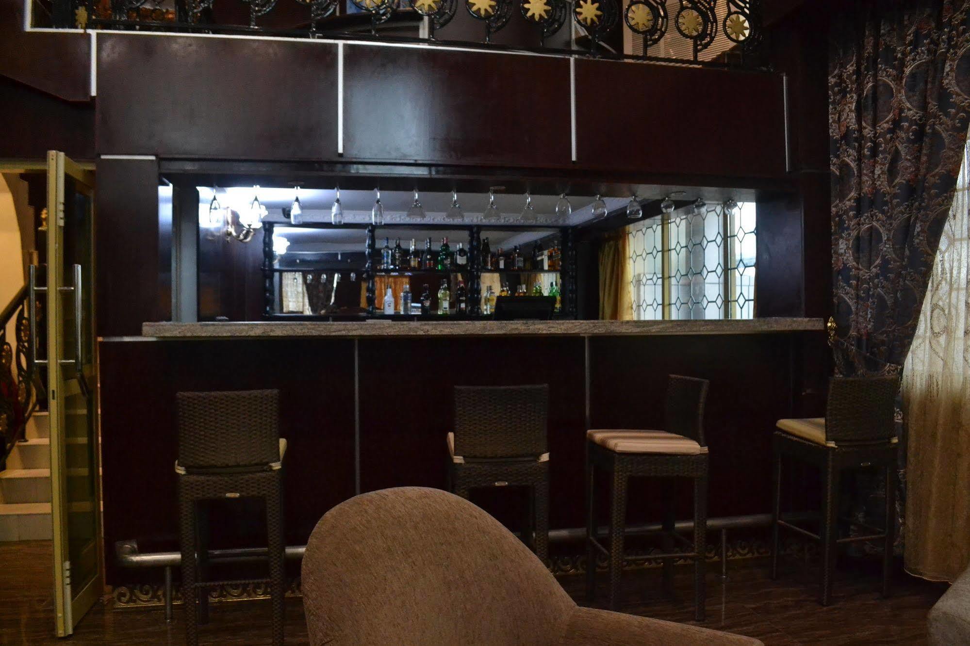 Noubou International Hotel Douala Bagian luar foto
