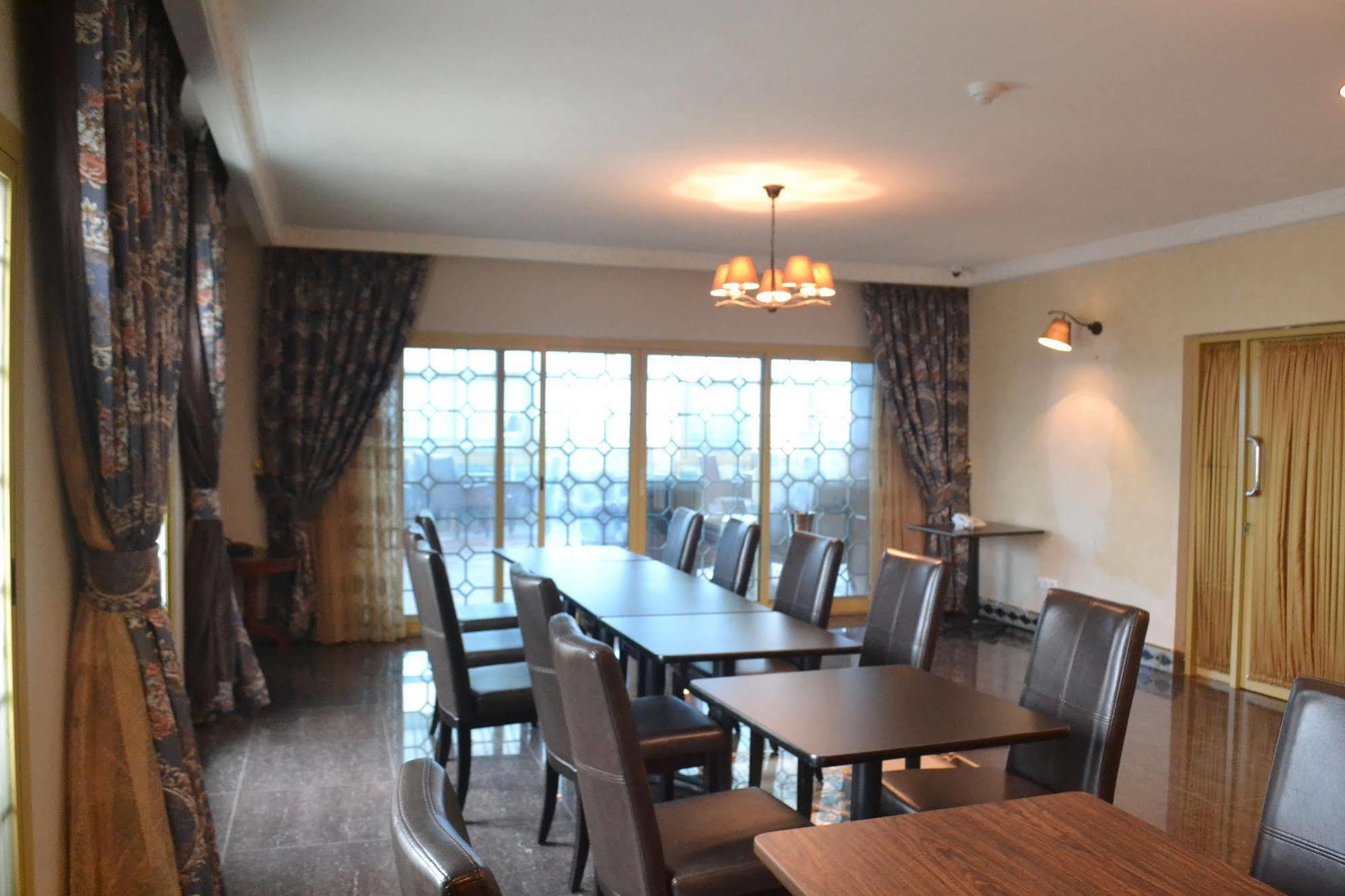 Noubou International Hotel Douala Bagian luar foto