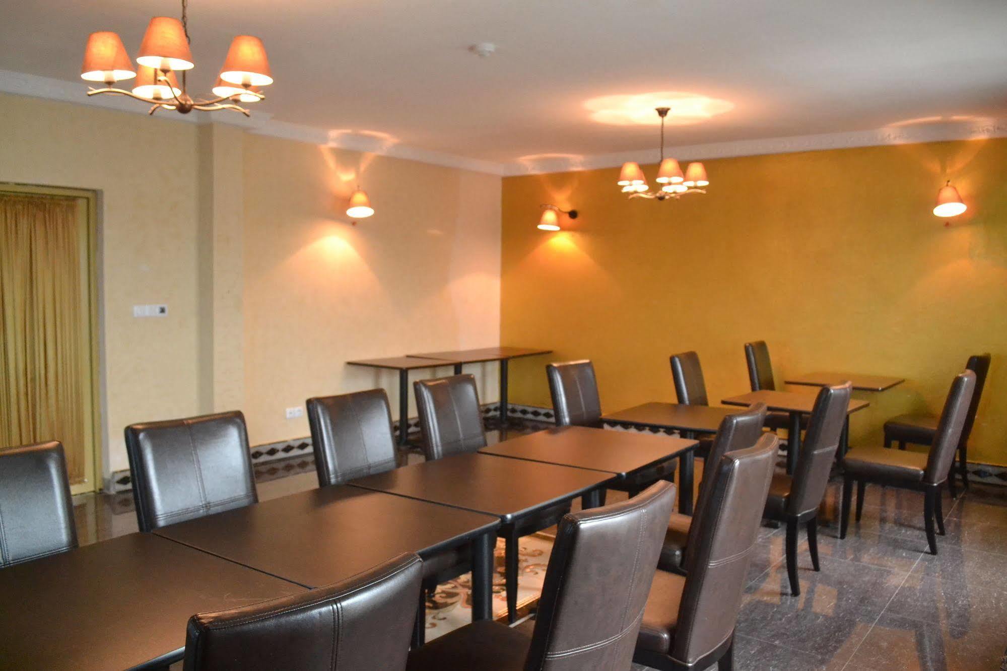 Noubou International Hotel Douala Bagian luar foto